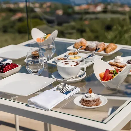 Eliana Hotel 3*